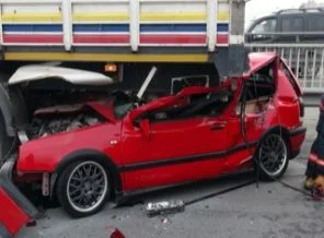 Emniyet şeridindeki TIR'a çarptı