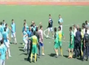 Futbolcular yumruk yumruğa kavga etti (VİDEO)