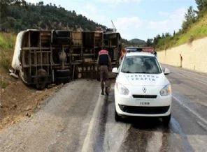 Gezici kütüphane otobüsü devrildi: 1 ölü