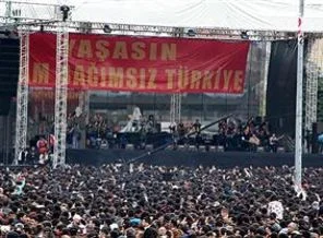 Grup Yorum Bakırköy'de dev konser verdi