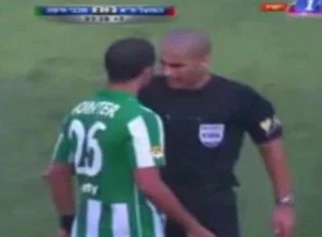 Hakem futbolcu ile öyle bir tartıştı ki
