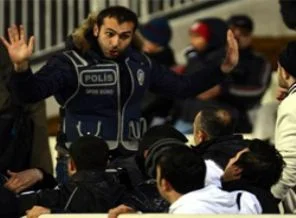 İnönü'de taraftarlar Samet Aybaba'nın kızına saldırdı!