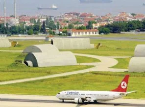 Kaçırdığı uçağın arkasından koştu
