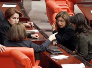 Kadın milletvekillerinin kılık kıyafetine yeni düzenleme