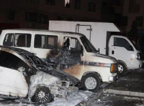 Kartal'da 4 otomobil kundaklandı
