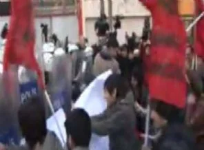 Kerry'yi protesto eden eylemciler gözaltına alındı