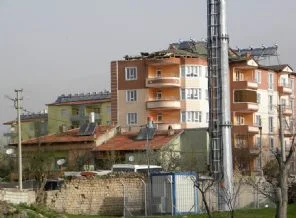 Kırlangıç fırtınası 30 evin çatısını uçurdu