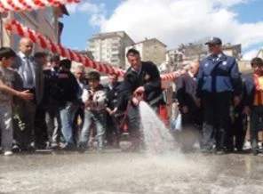 Kutlu Doğum panzerleri gül suyu sıktı!