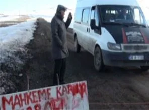 Mahkeme kararı ile yolu ulaşıma kapattı