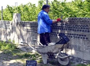 Mama şişeleriyle duvar ördü