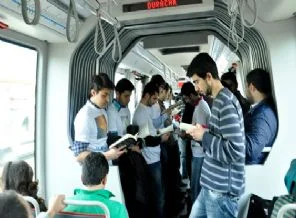Metrobüste kitap okuma etkinliği