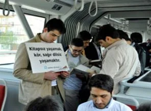 Metrobüste kitap okuma etkinliği