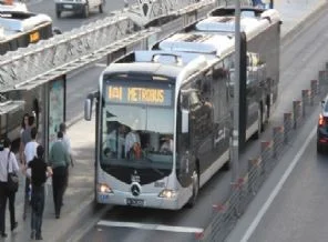 Metrobüsün çarptığı yaya kurtarılamadı