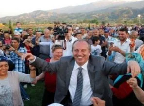 Muharrem İnce göbek attı