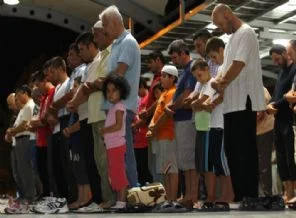 Namazlarını camide kılan çocuklar ödüllendirildi