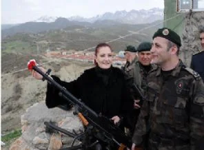 'Namluların başında hep çiçekler olsun'