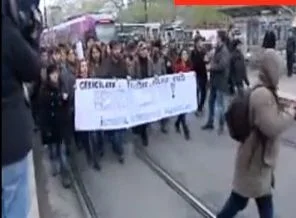 Öğrencilerin eylemi, tramvay seferini aksattı