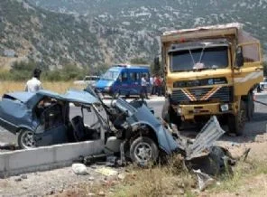 Otomobil kamyonun altına girdi: 3 ölü