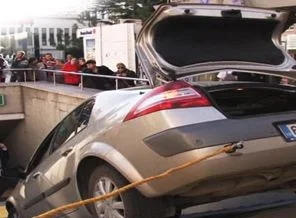 Otomobiliyle metroya girdi