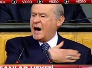 Öyle bir sinirlendi ki mikrofonları devirdi