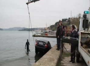 Park halindeki araç denize uçtu