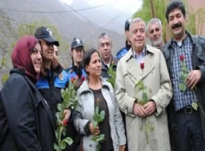Polis akilleri güllerle karşıladı