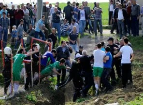Polis ve gazetecilere yapılan saldırı kulübü yaktı