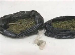 Polisin otomobilinde esrar ele geçirildi
