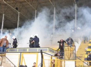 Polisten maçta gaz bombalı müdahale