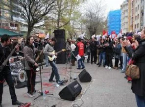 Protestocu işçiler geldi, konser bitti