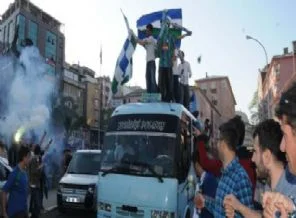 Rizespor taraftarları sokağa döküldü