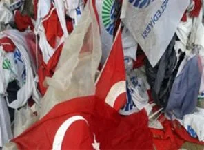 Sarıyer'de Türk bayrakları çöpe atıldı!