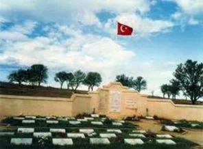 Şehitlikte bayrak ve slogan ayarı