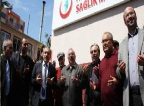 T.C. ibaresini yapıştırarak protesto ettiler