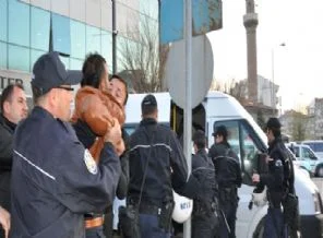 Taşeron işçiler birbirine girdi