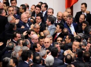 TBMM'de Kamer Genç söz aldı yumruklar konuşuyor!