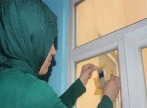 Telefonları cama bantlıyorlar