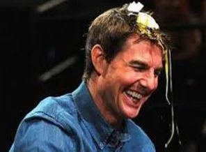 Tom Cruise'un kafasında yumurta kırdılar