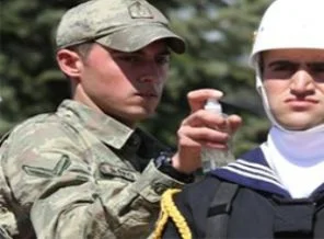 Türk askerinden Kuveyt Emiri'ne 'mis' gibi karşılama