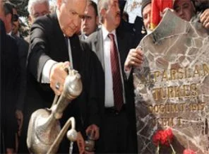 Türkeş mezarı başında anıldı
