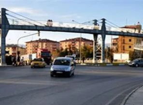 Üst geçitten atılan taş can aldı