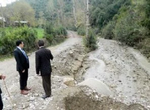 Yağmur nedeniyle yol çöktü