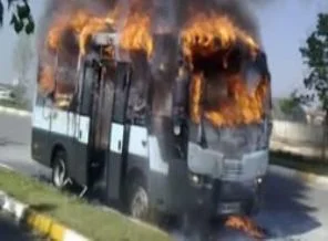 Yolcu dolu münibüse molotoflu saldırı
