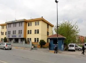 Yolda bulduğu bombayı karakola götürdü