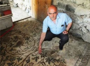 1000 yıllık mozağin üzerinde yaşıyorlar