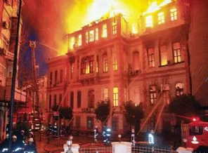 147 yıllık MEB binası yağmalanıyor