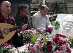Ahmet Kaya ve Yılmaz Güney'in mezarlarında şarkı söyledi