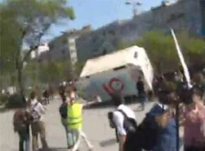 AK Parti'nin karavanına saldırdılar! (Video Haber)