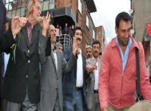 Akil insanlara davul zurnalı karşılama
