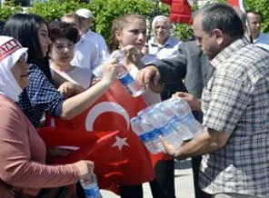 Akillere 'kızanlar'ı, polis suyla serinletti